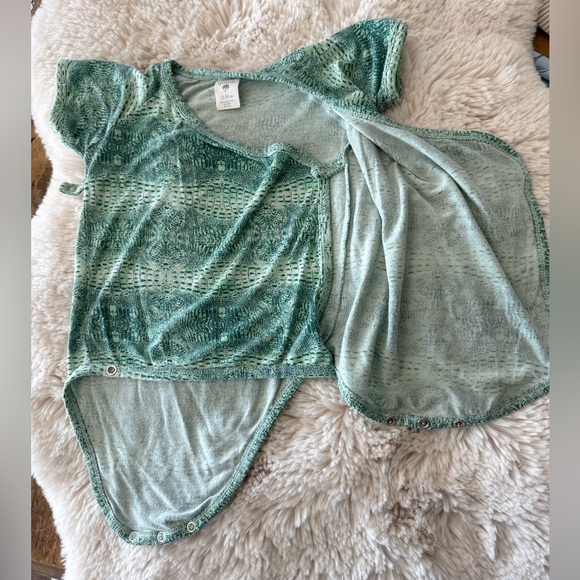 Kate Quinn Bamboo Short Sleeve Green Reptile Print Wrap Snap Onesie 12-18mos - Picture 5 of 8